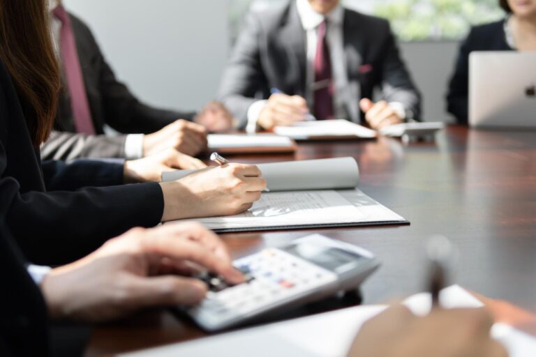 Asesor fiscal profesional en Girona asesorando a empresario sobre optimización tributaria